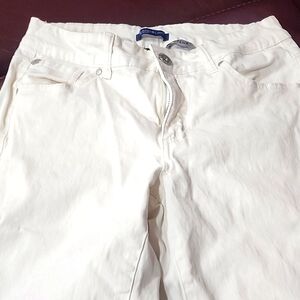 Bandolino white capri jeans size 6.